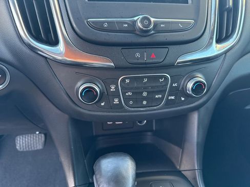 Used 2022 Chevrolet Equinox LT w/ Driver Convenience Package image 18