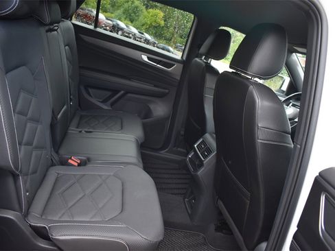 Used 2024 Volkswagen Atlas Cross Sport SE image 17