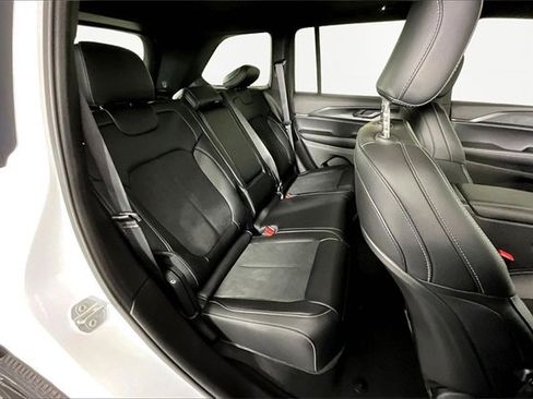 New 2025 Jeep Grand Cherokee Laredo image 11