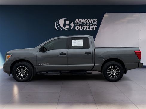 Used 2024 Nissan Titan SV w/ SV Convenience Package image 2