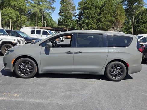 Used 2020 Chrysler Pacifica Touring-L Plus FWD image 5