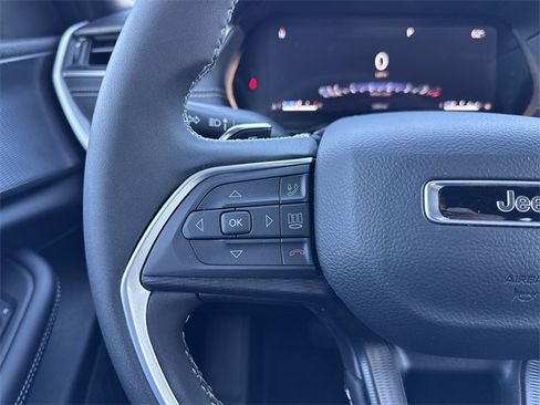 Used 2025 Jeep Grand Cherokee Laredo X image 16