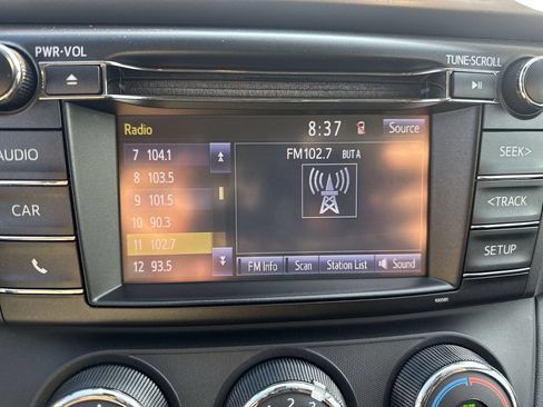 Used 2018 Toyota RAV4 LE FWD image 12