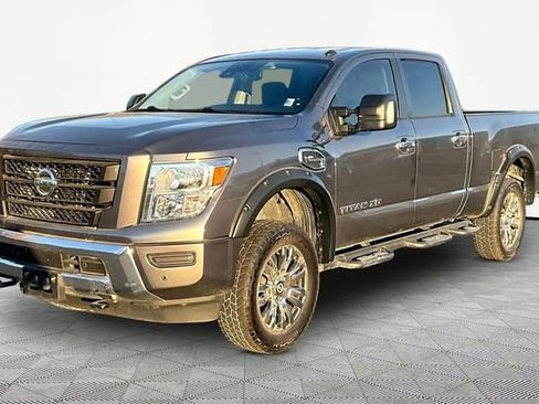 Used 2021 Nissan Titan SV w/ SV Convenience Package image 3
