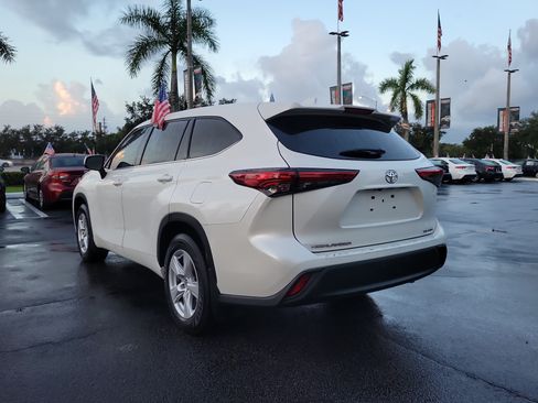 Used 2020 Toyota Highlander LE AWD/4WD image 9