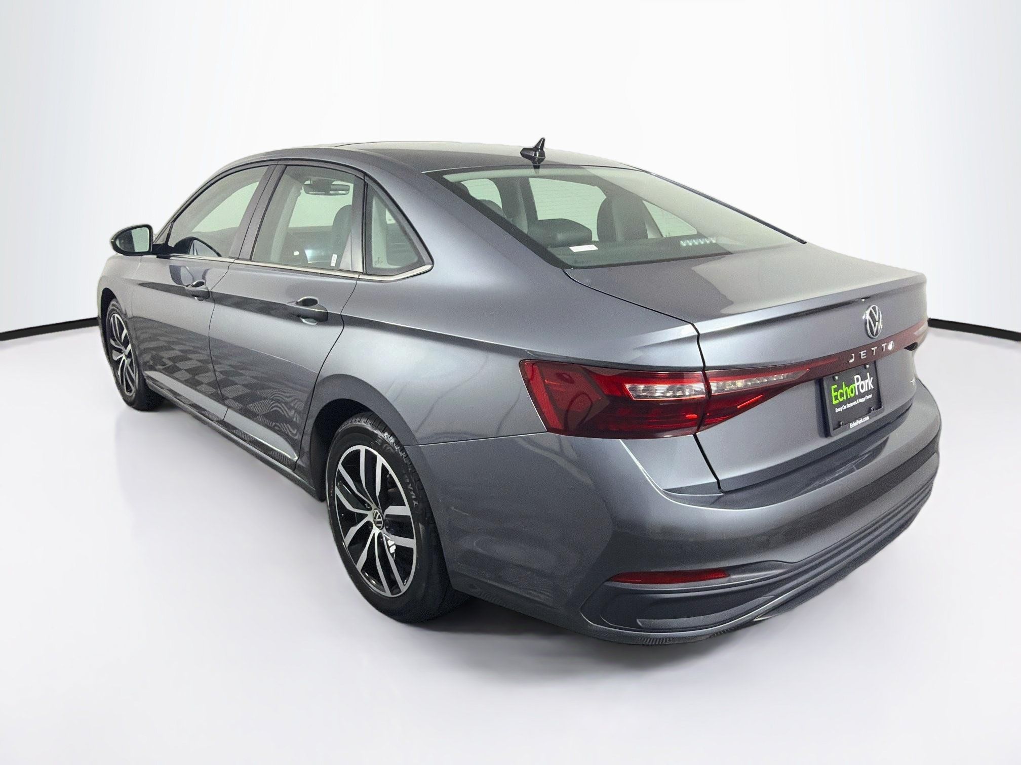 Used 2025 Volkswagen Jetta SE FWD image 5
