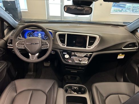New 2026 Chrysler Pacifica Select image 15