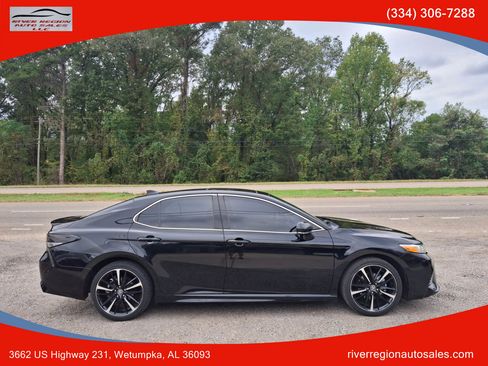 Used 2020 Toyota Camry XSE image 2