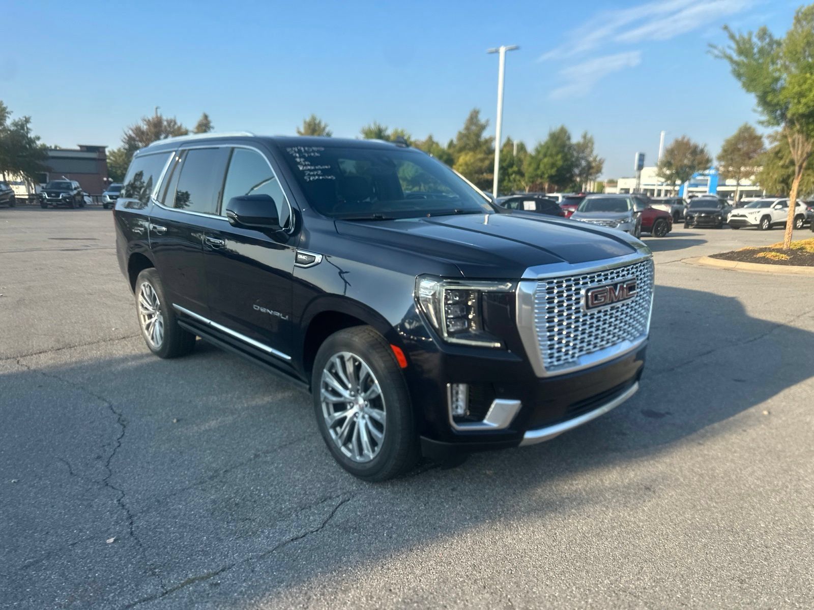Used 2022 GMC Yukon Denali w/ Denali Premium Package AWD/4WD image 3
