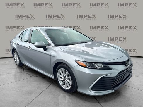 Used 2022 Toyota Camry LE FWD image 4