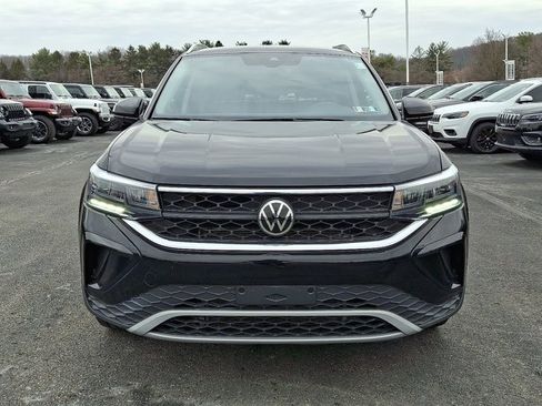 Certified 2022 Volkswagen Taos SE w/ IQ.Drive SE Package image 3
