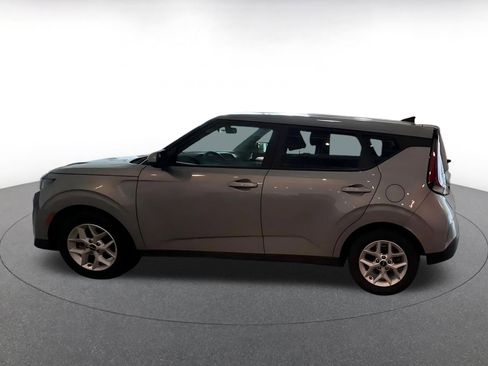 Used 2025 Kia Soul LX w/ LX Technology Package FWD image 9