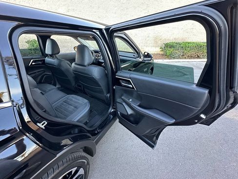 Used 2023 Mitsubishi Outlander SE image 13