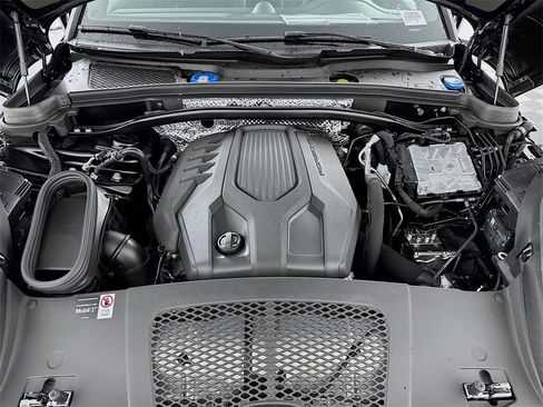 Certified 2025 Porsche Macan image 28