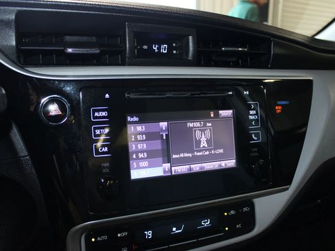 Used 2018 Toyota Corolla LE FWD image 13