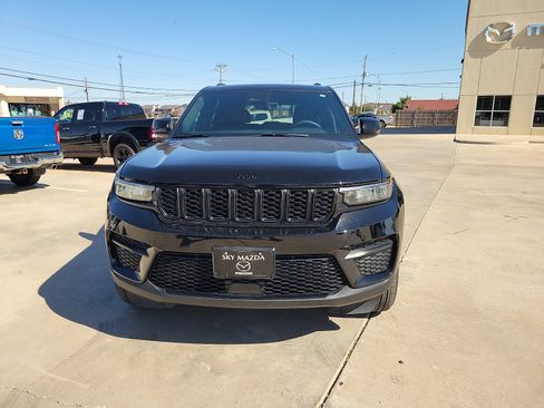 Used 2025 Jeep Grand Cherokee Altitude AWD/4WD image 2