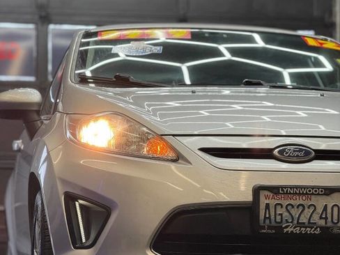 Used 2012 Ford Fiesta SE image 3