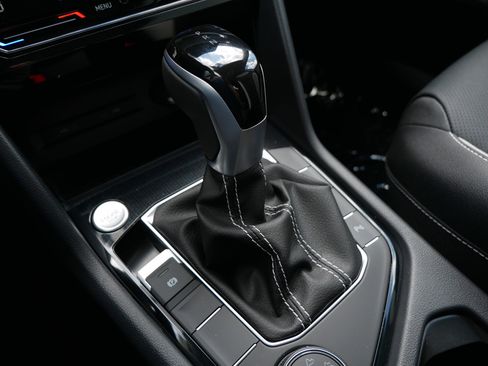 New 2025 Volkswagen Taos SEL image 9