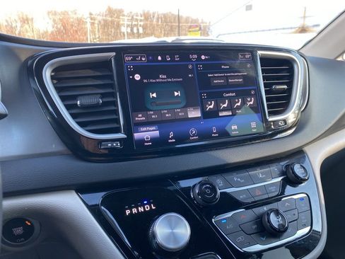 Used 2024 Chrysler Pacifica Touring-L FWD image 31