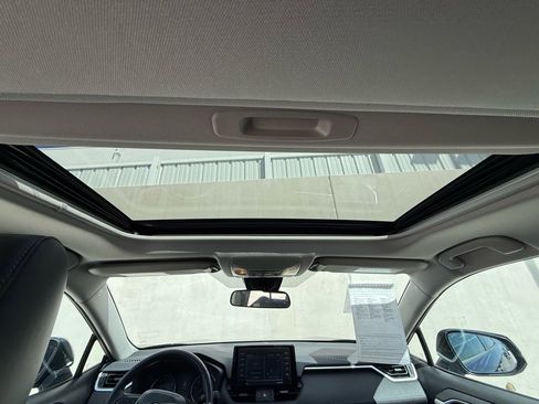 Used 2021 Toyota RAV4 XLE Premium image 7