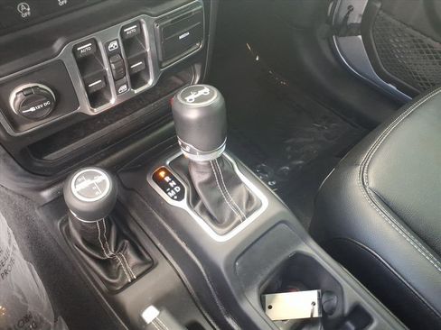 Used 2018 Jeep Wrangler Unlimited Sahara image 19