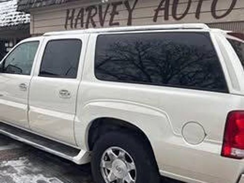 Used 2004 Cadillac Escalade ESV Base AWD 4dr SUV image 2