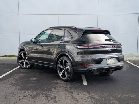 Certified 2025 Porsche Cayenne image 3