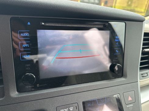 Used 2015 Toyota Sienna LE image 24