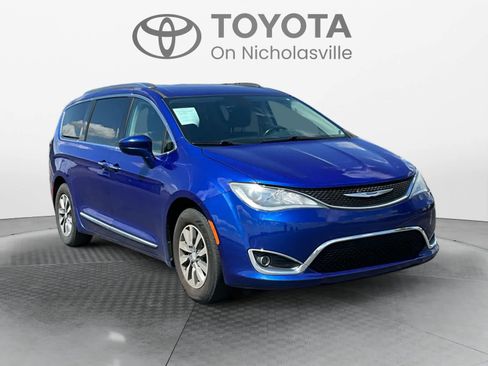 Used 2019 Chrysler Pacifica Touring-L Plus FWD image 7