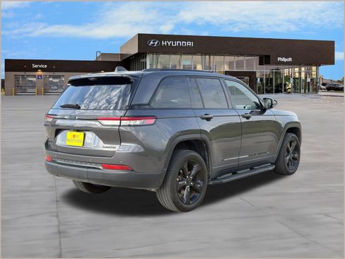 Used 2024 Jeep Grand Cherokee Limited w/ Luxury Tech Group II image 9
