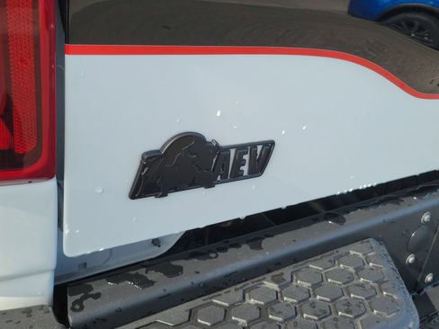Used 2025 RAM 2500 Laramie AWD/4WD image 35