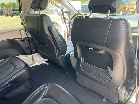 Used 2023 Chrysler Pacifica Touring-L FWD image 37