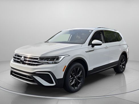 Certified 2024 Volkswagen Tiguan SE w/ Panoramic Sunroof Package FWD image 1