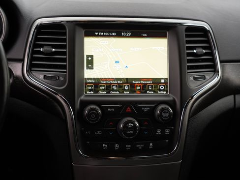 Used 2018 Jeep Grand Cherokee Altitude AWD/4WD image 22
