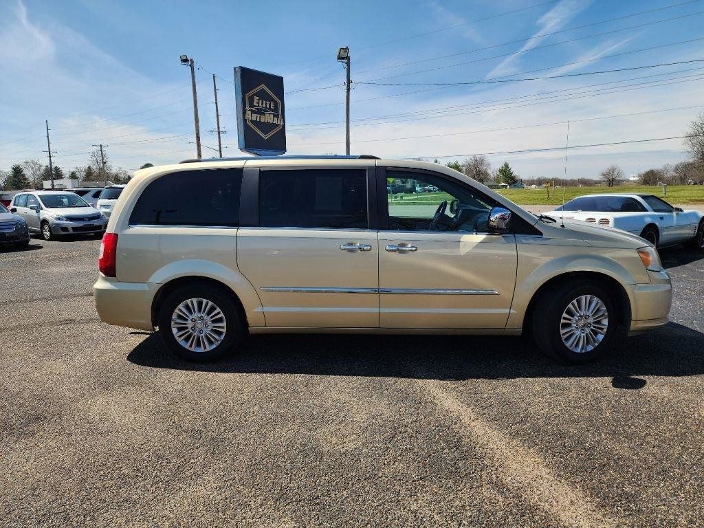 Used 2012 Chrysler Town & Country Limited w/ Luxury Group FWD image 3
