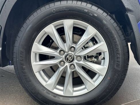 Used 2025 Toyota Corolla Cross LE image 9