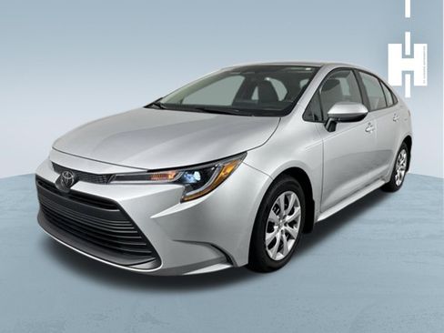 Used 2025 Toyota Corolla LE FWD image 4