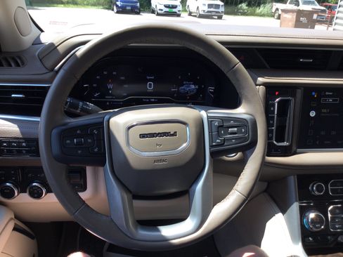 Used 2022 GMC Yukon Denali w/ Denali Premium Package AWD/4WD image 24