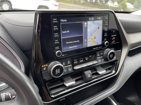 Used 2022 Toyota Highlander XLE AWD/4WD image 25