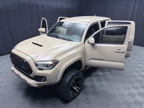 Used 2017 Toyota Tacoma TRD Sport w/ Tow Package (A/T) AWD/4WD image 18