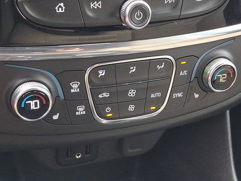 Used 2023 Chevrolet Traverse LT w/ Rear Camera Mirror Package AWD/4WD image 18