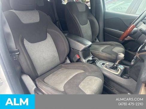 Used 2018 Jeep Cherokee Latitude FWD image 8