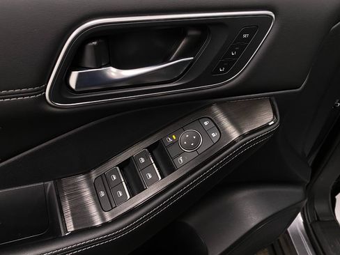 Used 2025 Nissan Rogue Platinum image 35