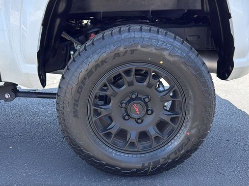 Certified 2025 Toyota Tacoma SR5 w/ SR5 Upgrade Package AWD/4WD image 23