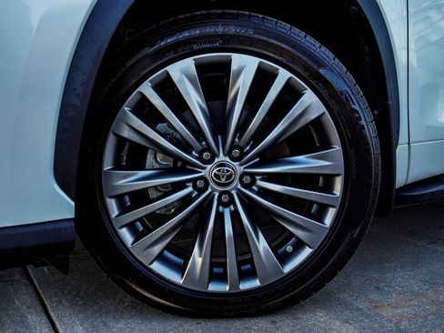 Used 2020 Toyota Highlander Platinum image 2