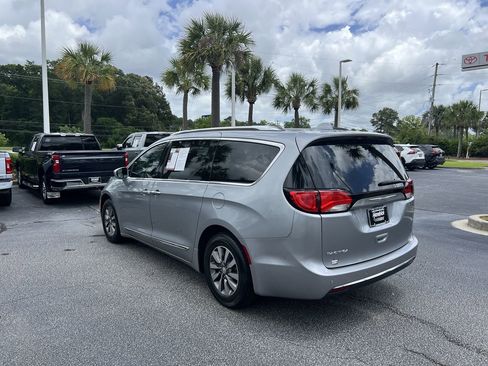 Used 2019 Chrysler Pacifica Touring-L Plus FWD image 8