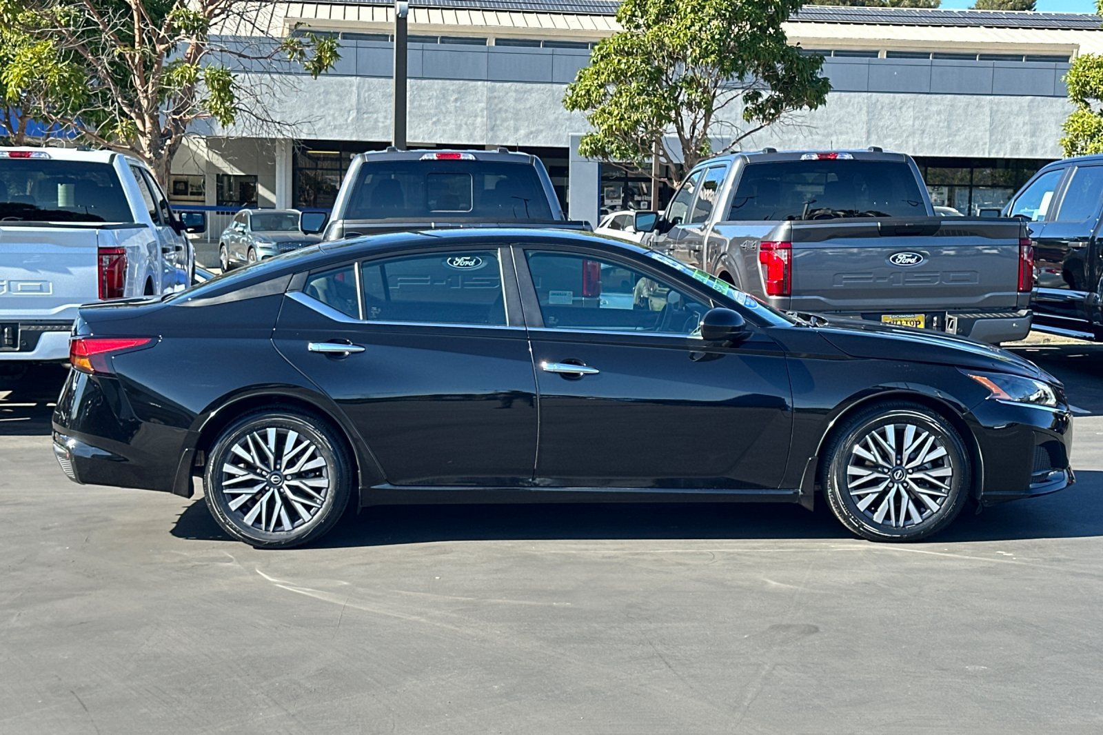Used 2023 Nissan Altima 2.5 SV FWD image 4
