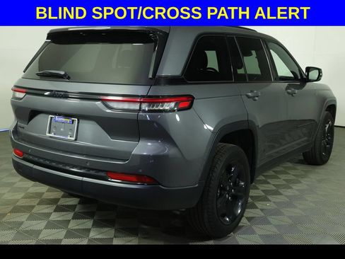 Used 2022 Jeep Grand Cherokee Altitude AWD/4WD image 8