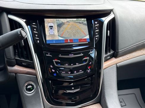 Used 2019 Cadillac Escalade Luxury AWD/4WD image 35