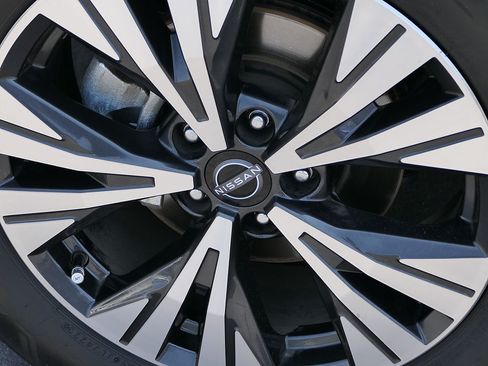 Used 2023 Nissan Rogue SV FWD image 10